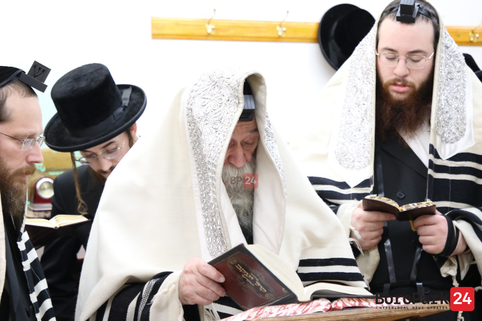 rebbes-and-rabbanim-recite-hataras-nedarim-in-shuls-around-boro-park