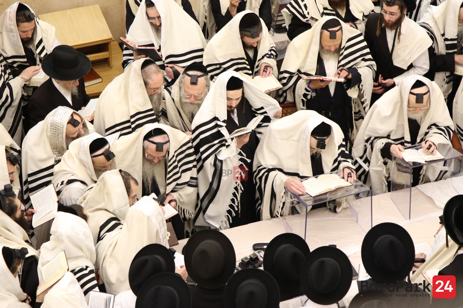 rebbes-and-rabbanim-recite-hataras-nedarim-in-shuls-around-boro-park